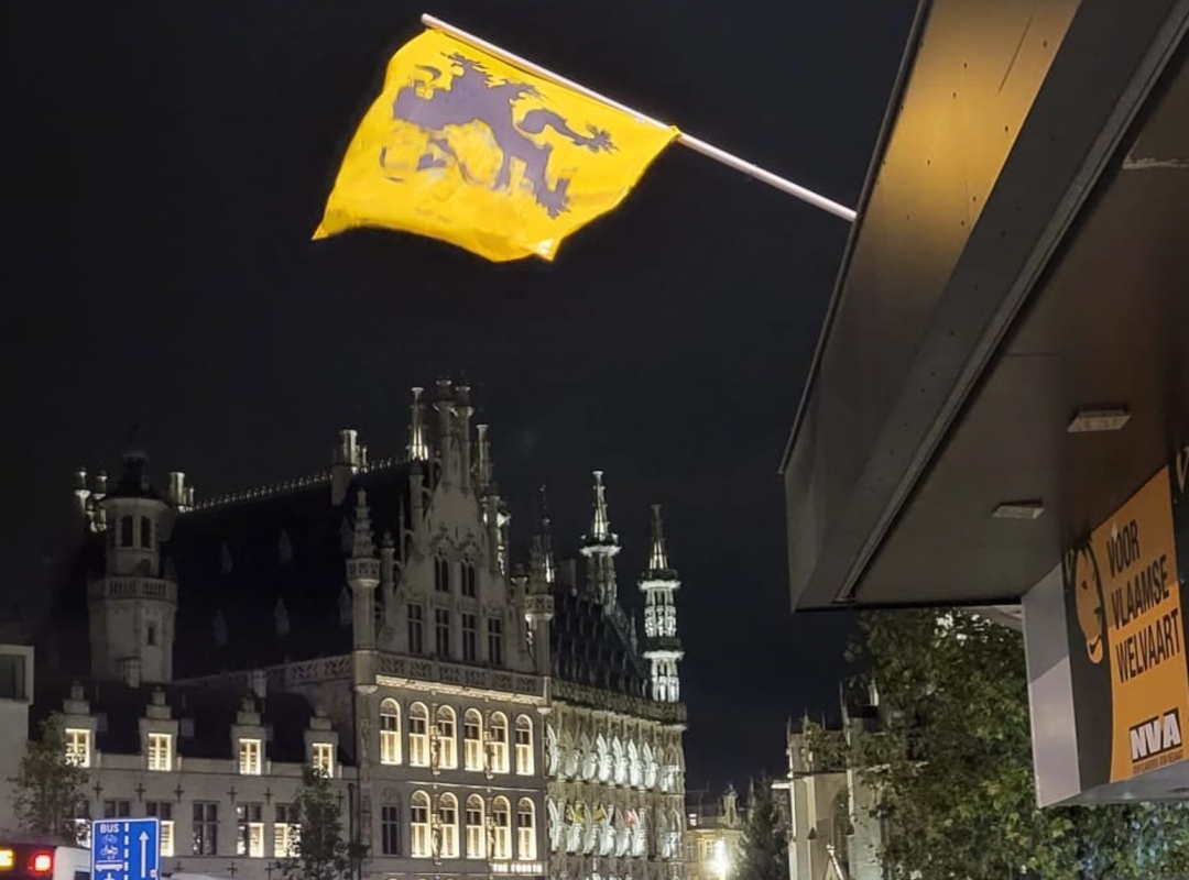 De Vlaamse Leeuw wappert aan het campagnelokaal van N-VA Leuven op de Bondgenotenlaan